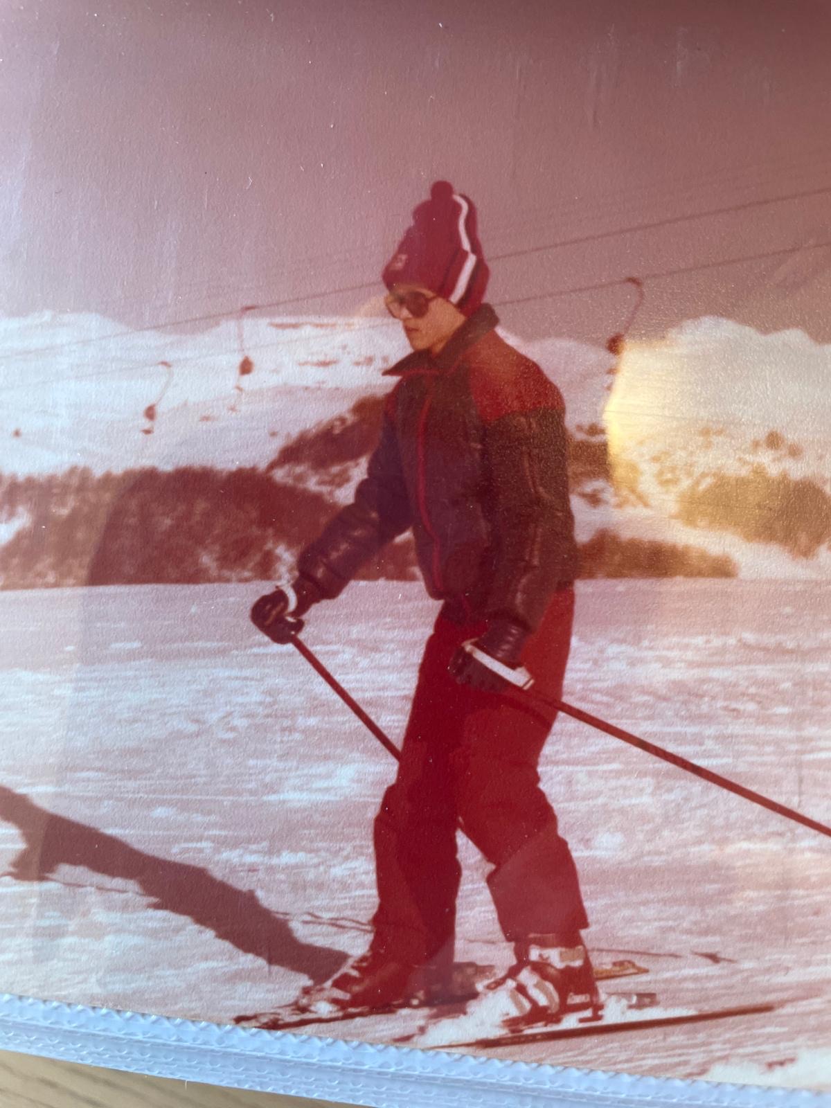 Giuseppe sugli sci in tuta rossa