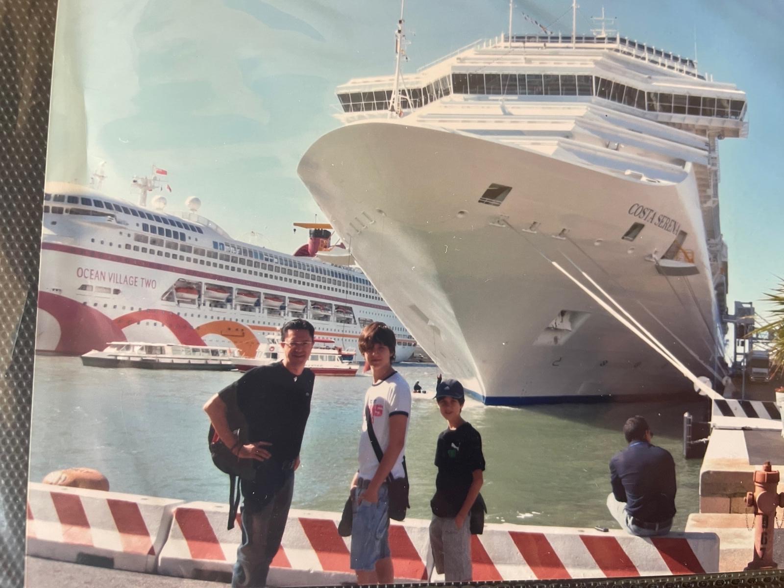La famiglia davanti alla nave da crociera