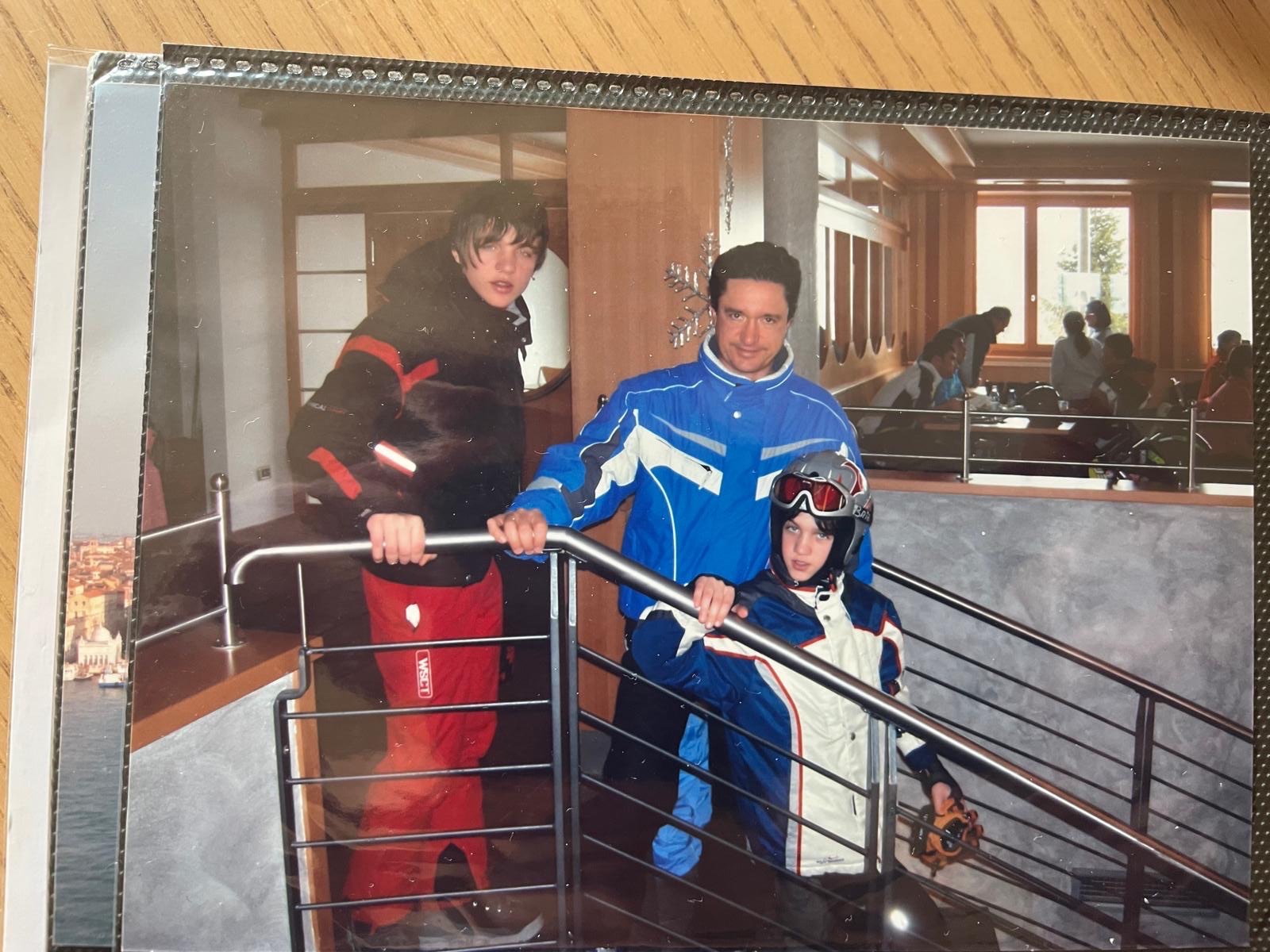 Famiglia in tuta da sci sulle scale dello chalet