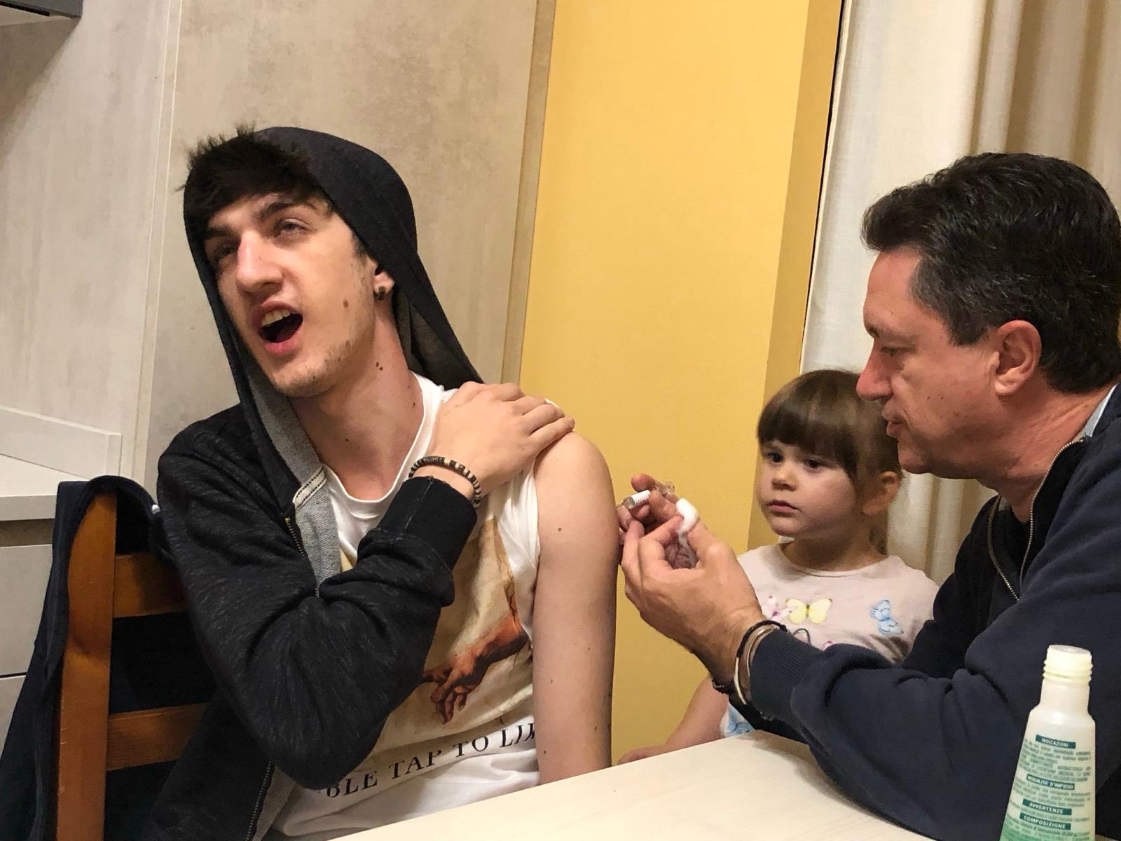 Medica il braccio del figlio