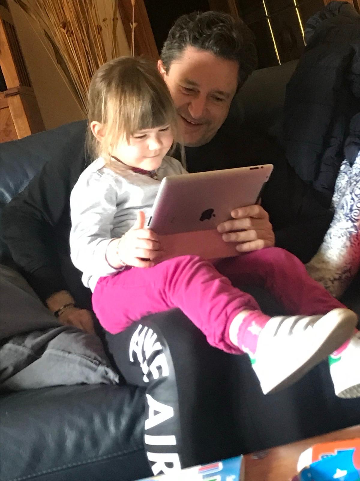 Sul divano con Rachele e l'iPad