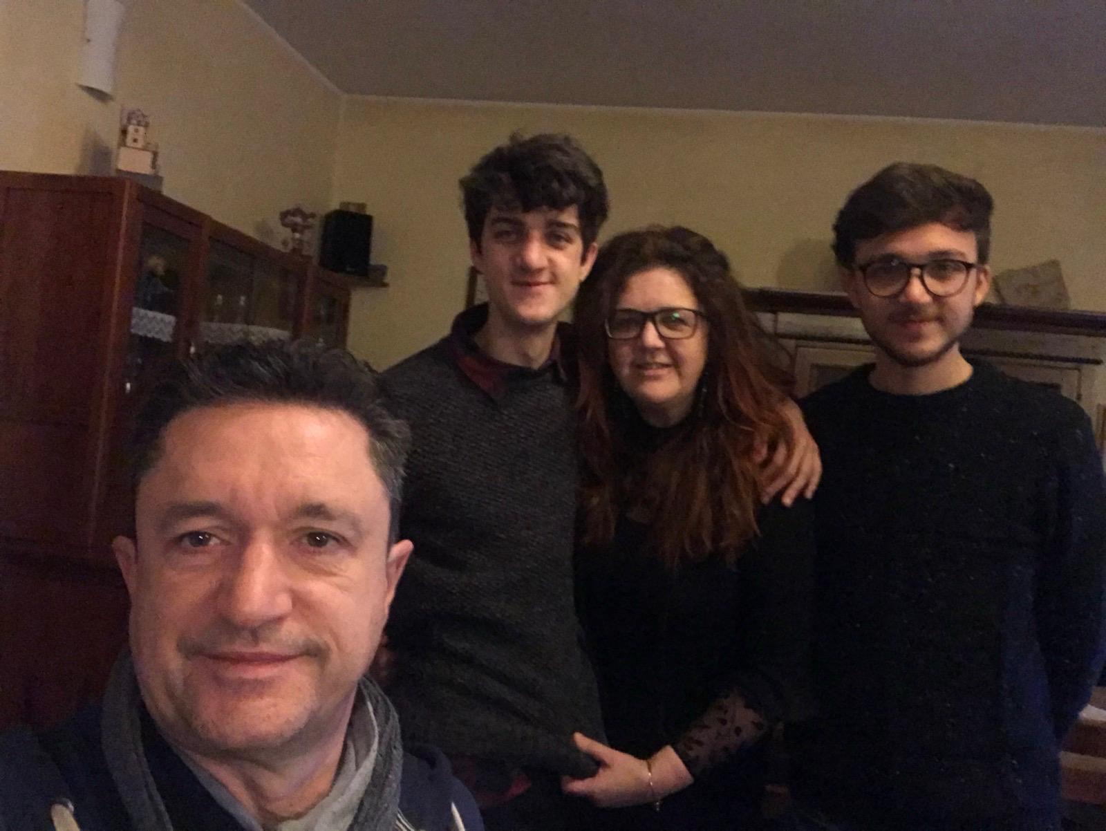 Selfie in casa con tutta la famiglia