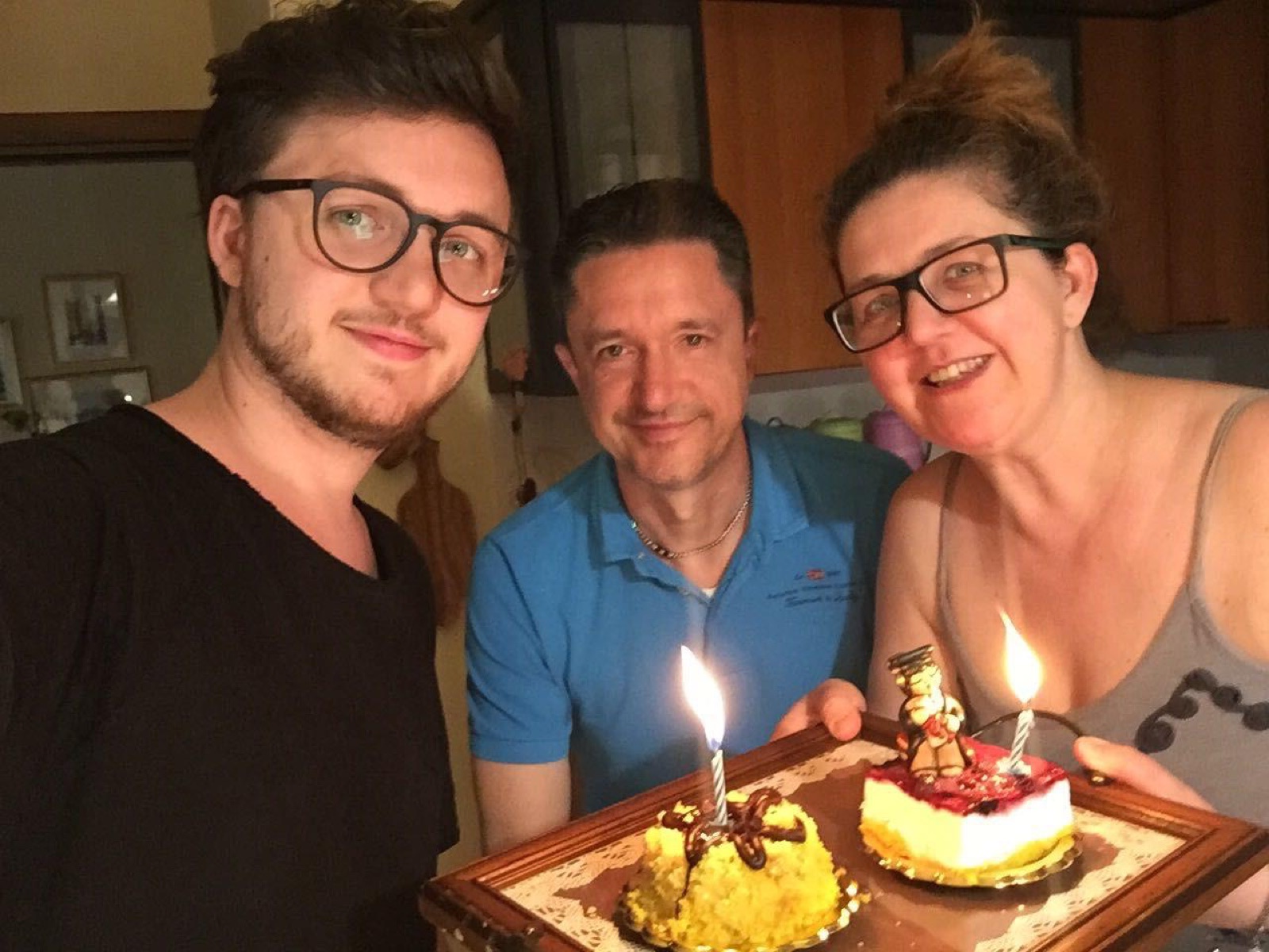 Selfie con le torte di compleanno
