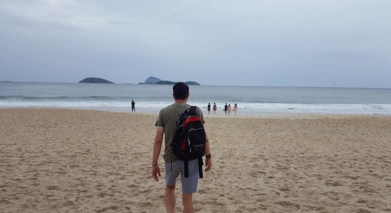 Di spalle sulla spiaggia